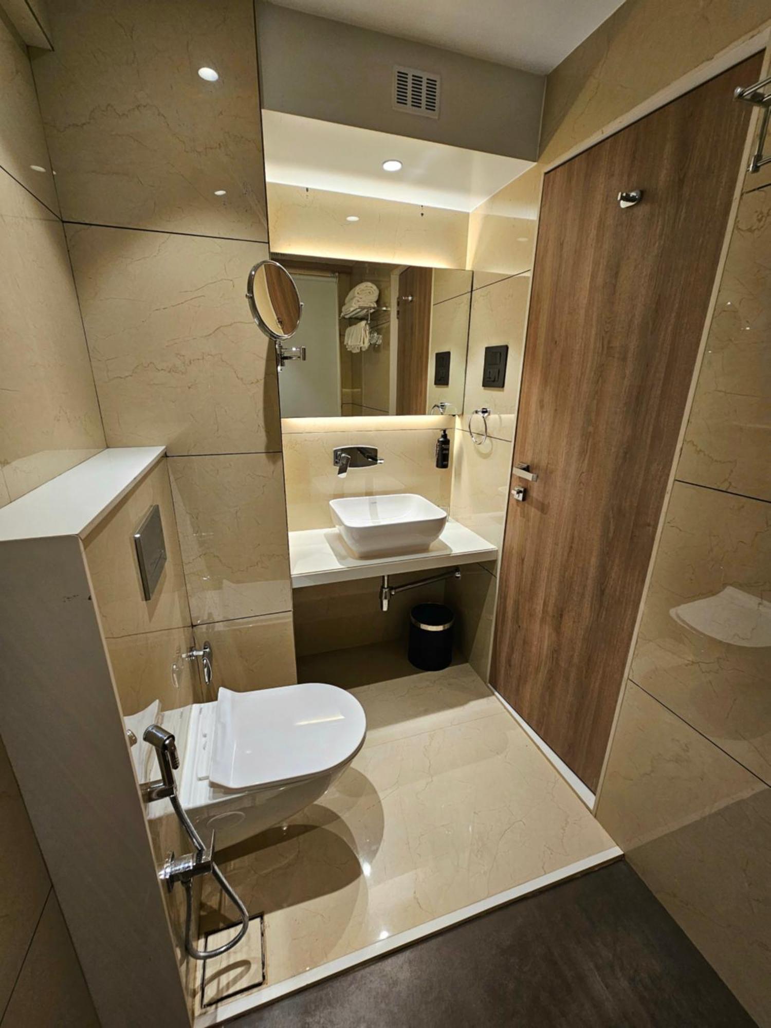 Hotel Golden Nest Тхане Экстерьер фото